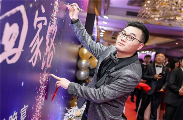 【高光“疫”事】勇敢逆行的特殊“网约车”——918搏天堂90后，用信念打通生命运输线